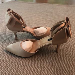 NIB! - Satin pumps